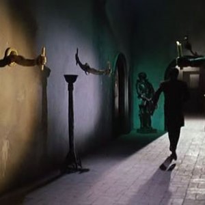 Giacomo Rossi-Stuart (di spalle) in una suggestiva scena del film Operazione paura