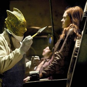 Karen Gillan in una scena dell'episodio Cold Blood di Doctor Who