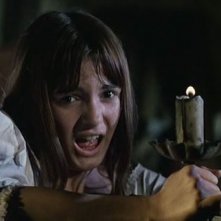 Micaela Esdra spaventata in una scena del film Operazione paura