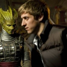 Neve McIntosh e Richard Hope in una scena dell'episodio Cold Blood di Doctor Who