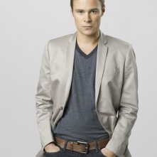 Patrick Flueger è Logan West in una foto promozionale della serie Scoundrels