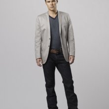 Patrick Flueger è Logan West in una immagine promozionale della serie Scoundrels