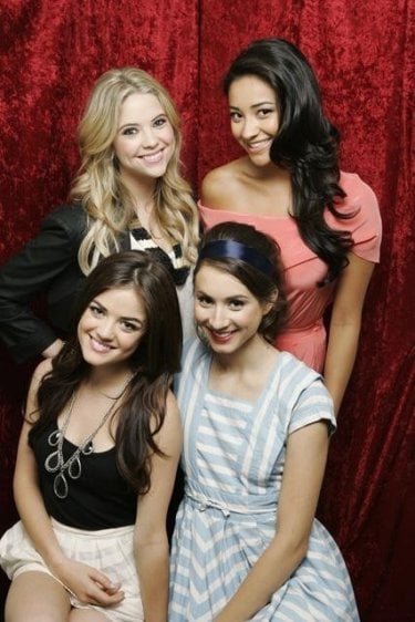 Pretty Little Liars: Shay Mitchell, Lucy Hale, Troian Avery Bellisario ed Ashley Benson in uno scatto promozionale della serie