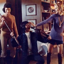 Roberto Bonanni con Guido Boccaccini e Paola Rubens in una scena del film horror Reazione a catena