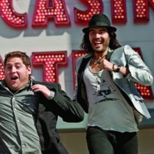 Russell Brand e Jonah Hill in una scena rocambolesca del film Get Him to the Greek