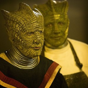 Stephen Moore e Richard Hope in una scena dell'episodio Cold Blood di Doctor Who