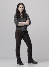 Vanessa Marano è Hope West in una foto promozionale della serie Scoundrels