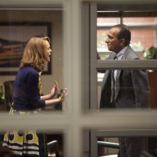 Emma (Jayma Mays) discute con il Preside Figgins (Iqbal Theba) nell'episodio Journey di Glee