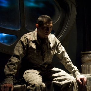 Il Colonnello Telford (Lou Diamond Phillips) in ostaggio nell'episodio Subversion di Stargate Universe