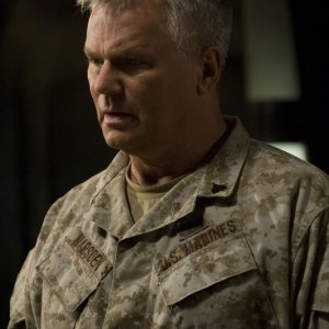 Il Generale Jack O'Neill (Richard Dean Anderson) nell'episodio Subversion di Stargate Universe