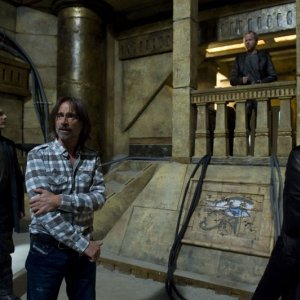 John Murphy, Robert Carlyle, Mike Dopud e Rhona Mitra nell'episodio Subversion di Stargate Universe