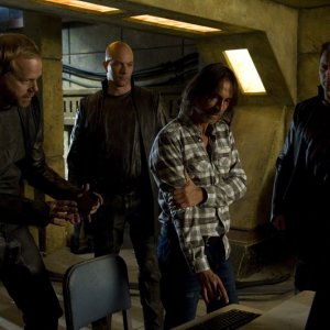 John Murphy, Ryan Booth, Robert Carlyle e Mike Dopud nell'episodio Subversion di Stargate Universe