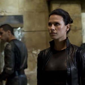 Kiva (guest-star Rhona Mitra) a capo della Lucian Alliance nell'episodio Subversion di Stargate Universe