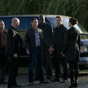 La Lucian Alliance discute con il Col. Telford (Lou Diamond Phillips) in una scena dell'episodio Subversion di Stargate Universe