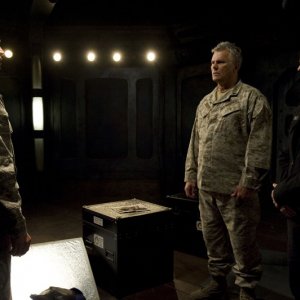 Lou Diamond Phillips facca a faccia con R.D. Anderson e Justin Louis nell'episodio Subversion di Stargate Universe