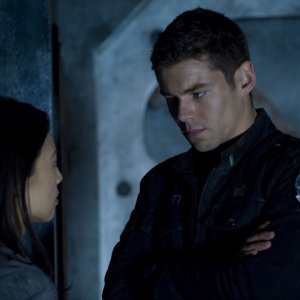 Ming-Na parla con Brian J. Smith nell'episodio Subversion di Stargate Universe