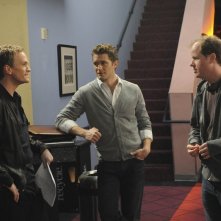 Neil Patrick Harris, Matthew Morrison e il regista Joss Whedon sul set dell'episodio Dream On di Glee