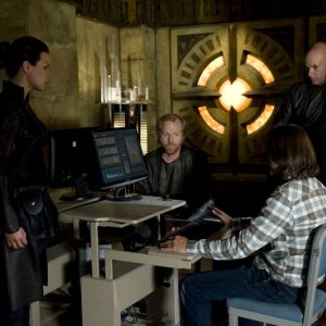 Rhona Mitra, John Murphy, Ryan Booth e Robert Carlyle in una scena dell'episodio Subversion di Stargate Universe
