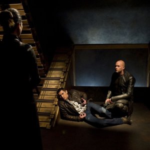 Rhona Mitra, Lou Diamond Phillips e Ryan Booth in una scena dell'episodio Subversion di Stargate Universe