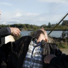 Ryan Booth colpisce Robert Carlyle in una scena dell'episodio Subversion di Stargate Universe