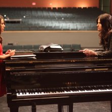 Shelby Corcoran (Idina Menzel) e Rachel Berry (Lea Michele) in una scena dell'episodio Theatricality di Glee