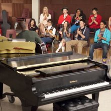 Un'immagine di gruppo tratta da una scena dell'episodio Journey di Glee