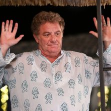 Antonello Fassari in una scena del film per la TV Nemici amici