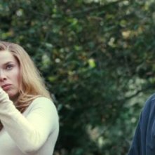 George Clooney e Thekla Reuten in una sequenza di The American