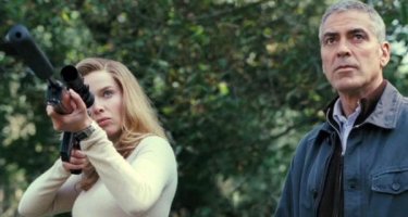 George Clooney e Thekla Reuten in una sequenza di The American