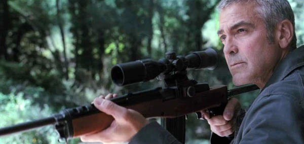 Goerge Clooney Imbraccia Un Fucile Nel Film The American 165003