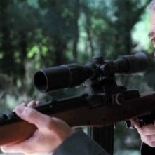 George Clooney imbraccia un fucile nel film The American