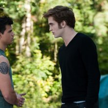 I Due Contendenti Taylor Lautner E Robert Pattinson Faccia A Faccia In Una Scena Del Film The Twilight Saga Eclipse 164993