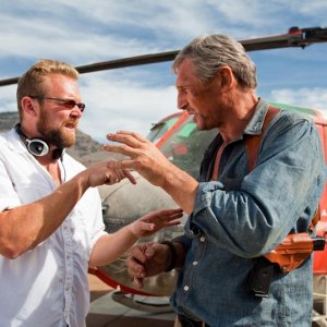 Il regista Joe Carnahan e Liam Neeson sul set del film The A-Team