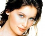 Laetitia Casta dietro il muro