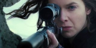 Thekla Reuten in una sequenza di The American