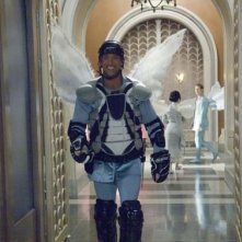 Un angelo (Dawyne Johnson) passeggia indisturbato nel film The Tooth Fairy