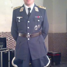 Arturo Gambardella sul set de Il peccato e la vergogna, nel quale interpreta un generale nazista.