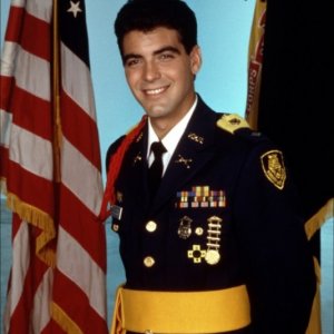 George Clooney in una immagine promo della commedia brillante Combat High.