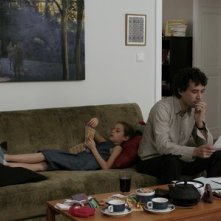 Louis-Do de Lencquesaing e Manelle Driss in una scena del film Le père de mes enfants (2009)