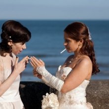 Sally Hawkins e Jade Yourell in una scena della commedia Indovina chi sposa Sally