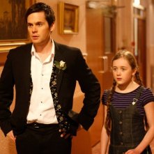 Tom Riley con Sinead Maguire in una scena del film Indovina chi sposa Sally