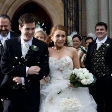 Tom Riley e Jade Yourell in una scena della commedia Indovina chi sposa Sally