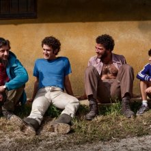 Ascanio Celestini chiacchiera con gli attori sul set del suo film La pecora nera