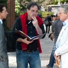 Michael Douglas e Shia LaBeouf con il regista Oliver Stone sul set di Wall Street 2: Money Never Sleeps