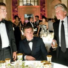 Shia LaBeouf, Josh Brolin e Michael Douglas in una scena di Wall Street 2: Money Never Sleeps