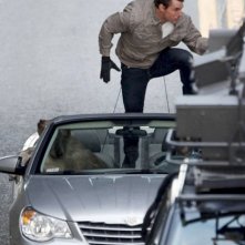 Tom Cruise in un'azione rocambolesca sul set del film Innocenti bugie