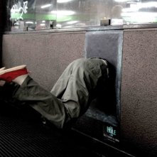 Una Voragine Adesiva Con Tanto Di Manichino Posizionata A Milano Per La Campagna Marketing Di The Hole In 3D 165235