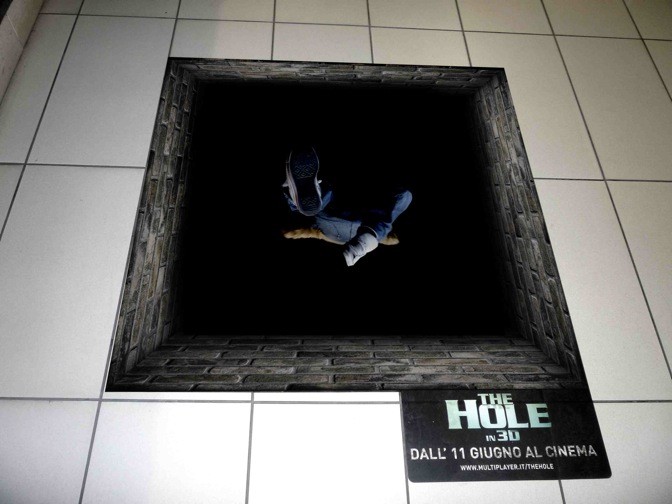 Una Voragine Adesiva Posizionata Dai Creativi A Milano Per La Campagna Marketing Di The Hole In 3D 165234
