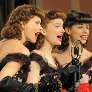 Andrea Osvart, Lotte Verbeek ed Elise Schaap nella miniserie Le ragazze dello swing