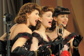 Andrea Osvart, Lotte Verbeek ed Elise Schaap nella miniserie Le ragazze dello swing